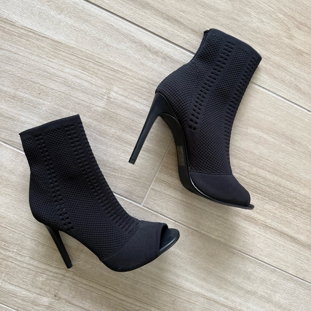 Steve Madden Elegant Black Peep-Toe Ankle Boots 8.5M